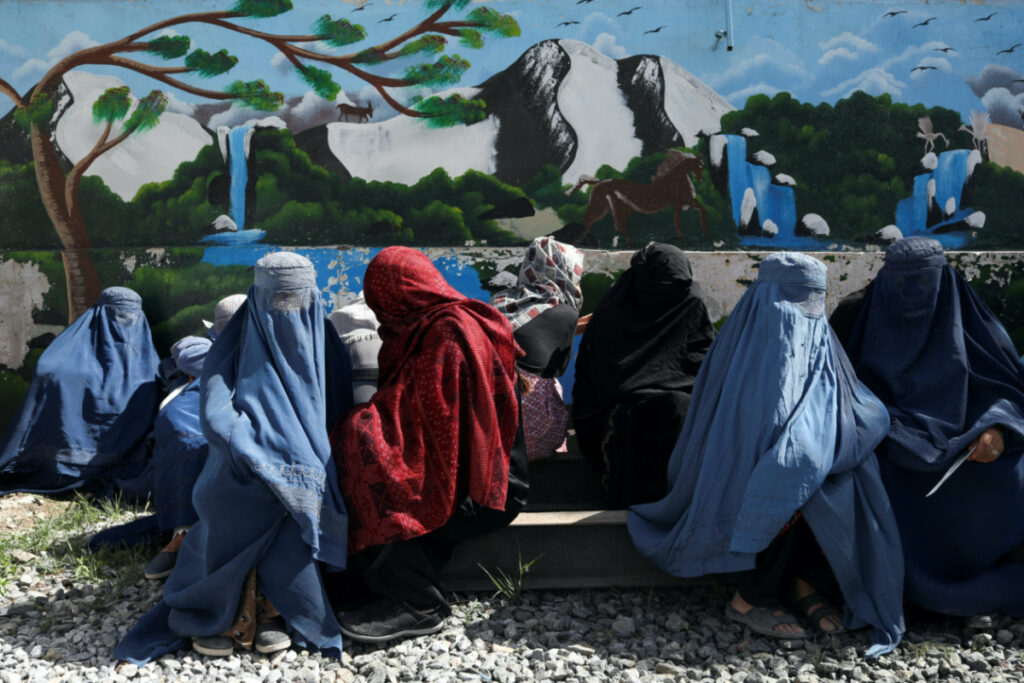 Afghanistan Kabul women waiting for humanitarian aid