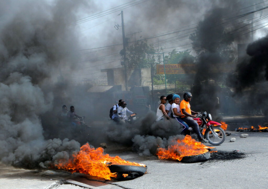 Haiti Port au Prince burning tyres2