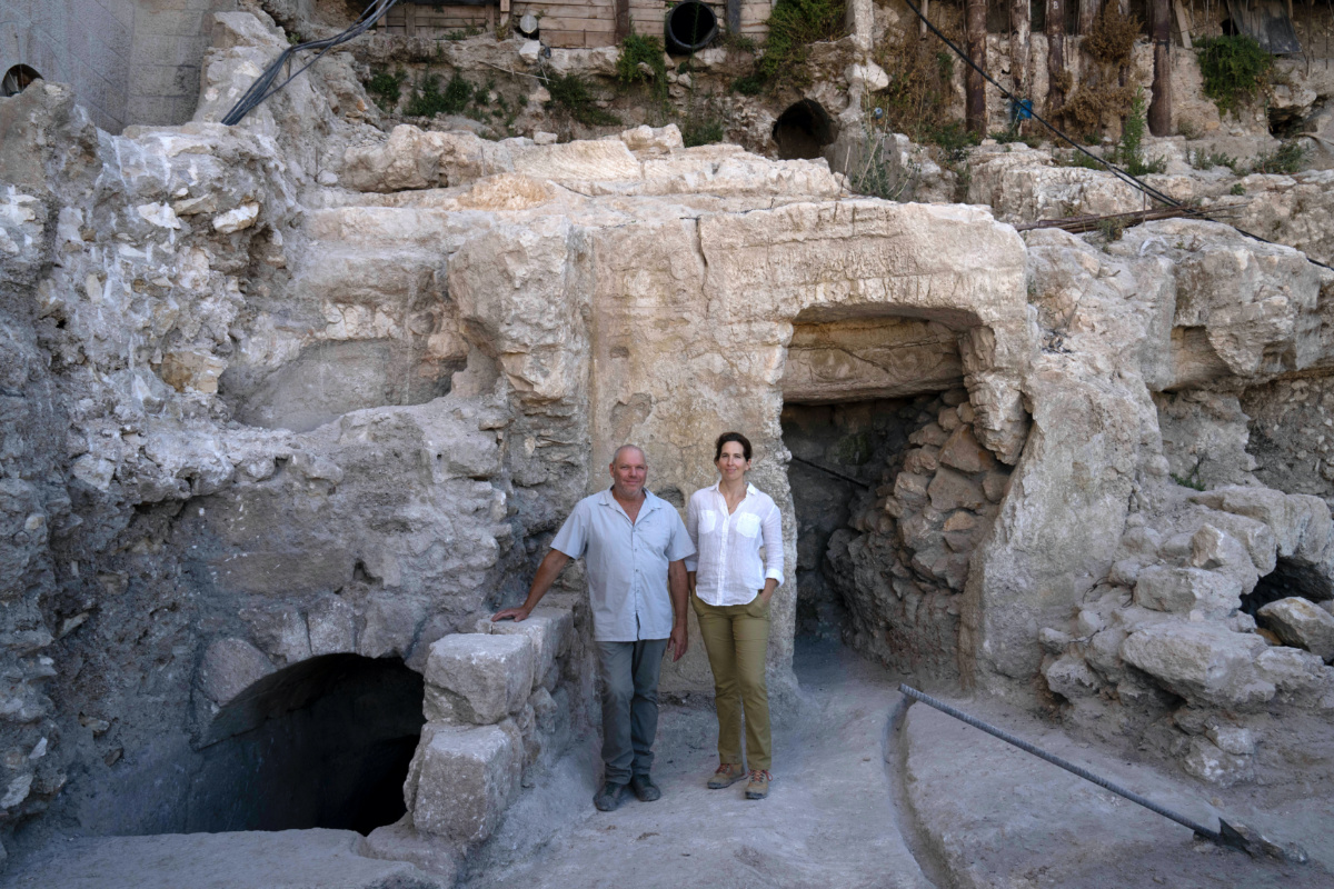 Jerusalem Mikveh Hebrew University archaeologists 