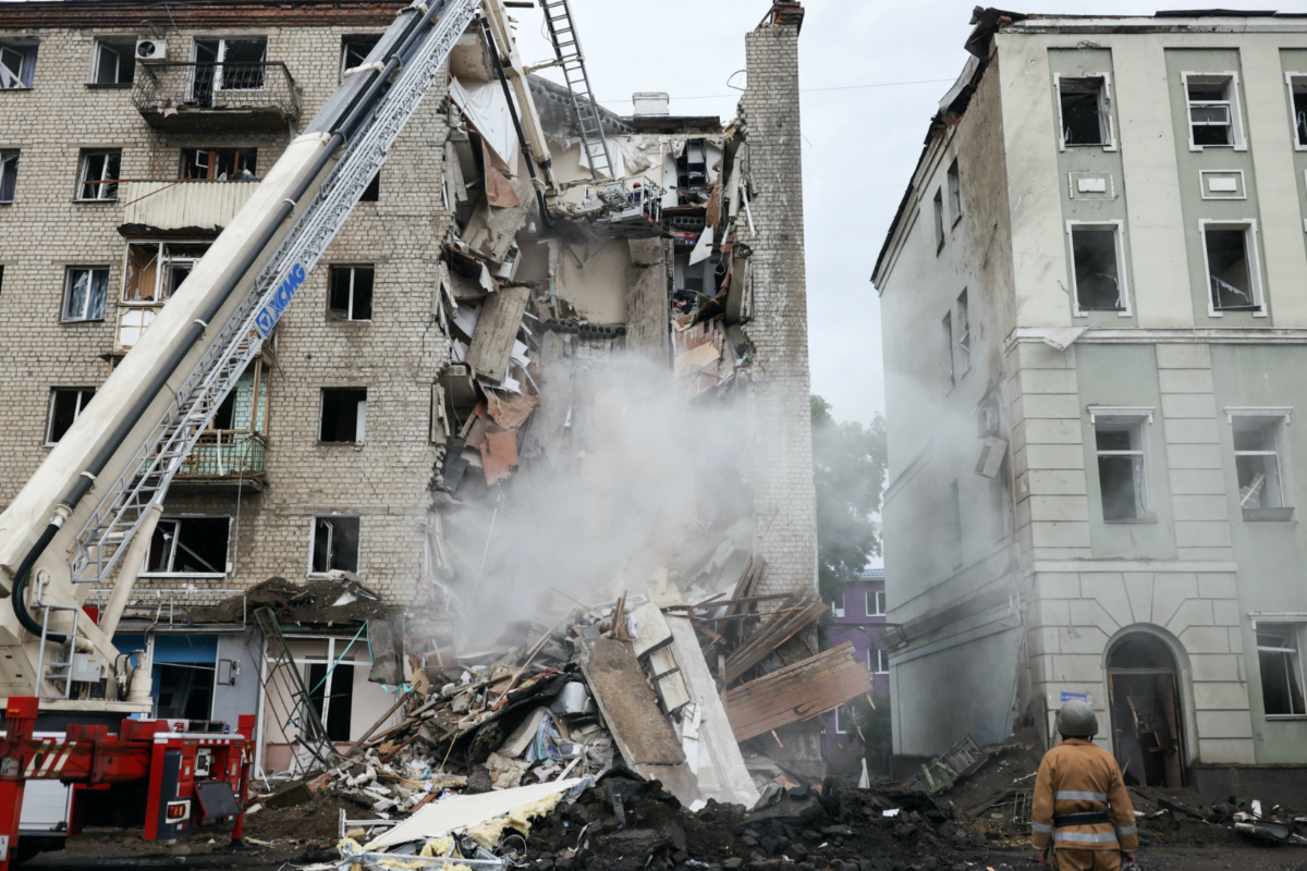 Ukraine Kharkiv firefighters remove debris