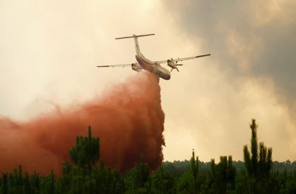 France Gironde plane over wildfire