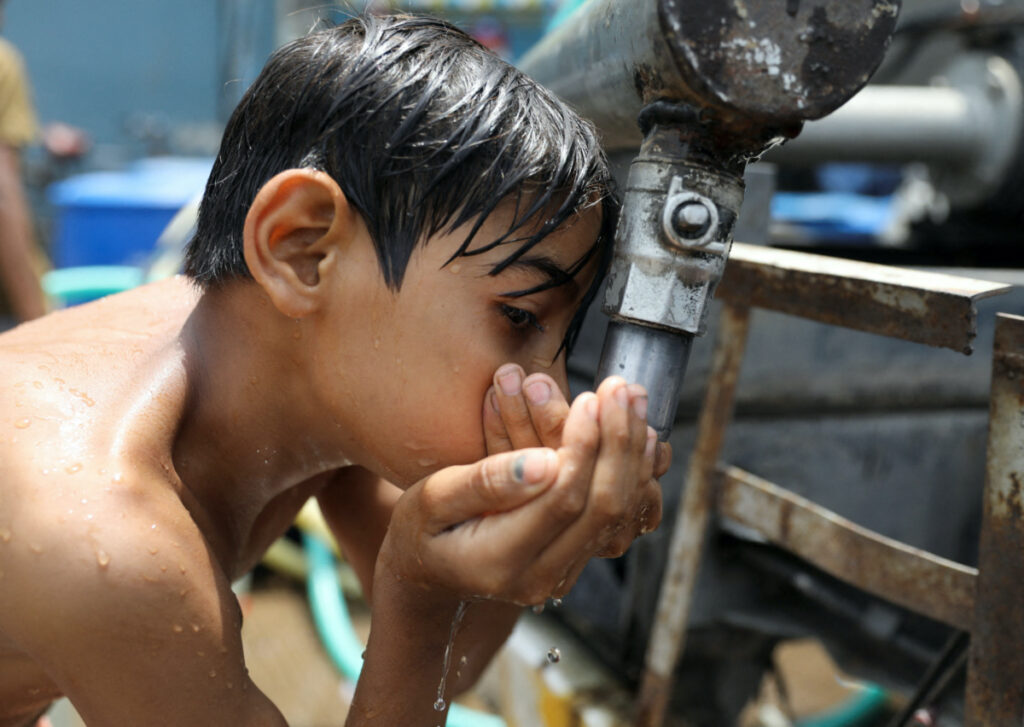India New Delhi boy drinks water