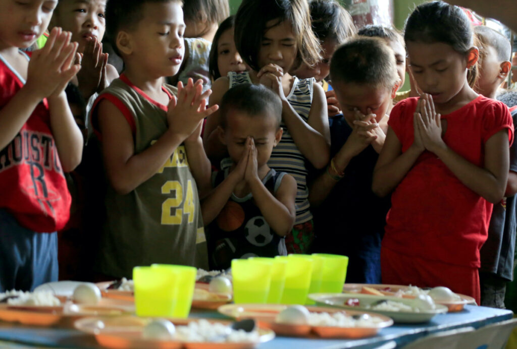 Philippines Baseco Tondo city children praying