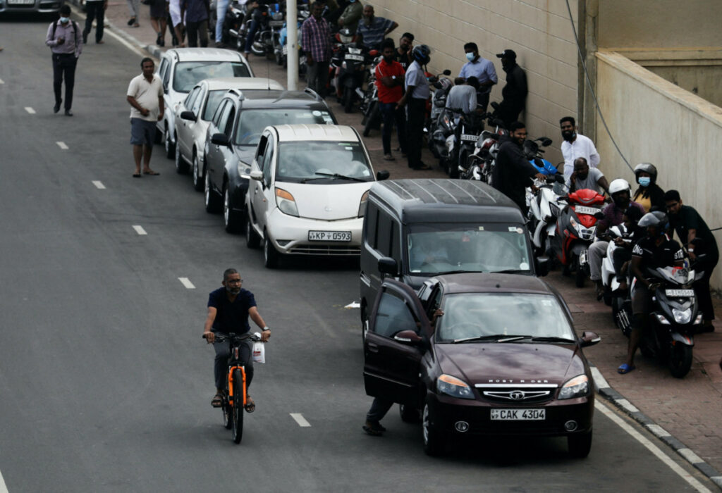 Sri Lanka Colombo fuel shortage queue