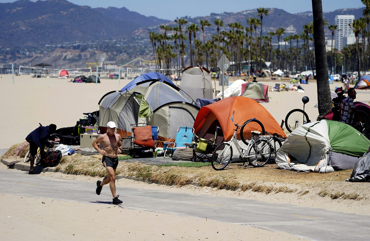 US California Venice Beach homeless encampment