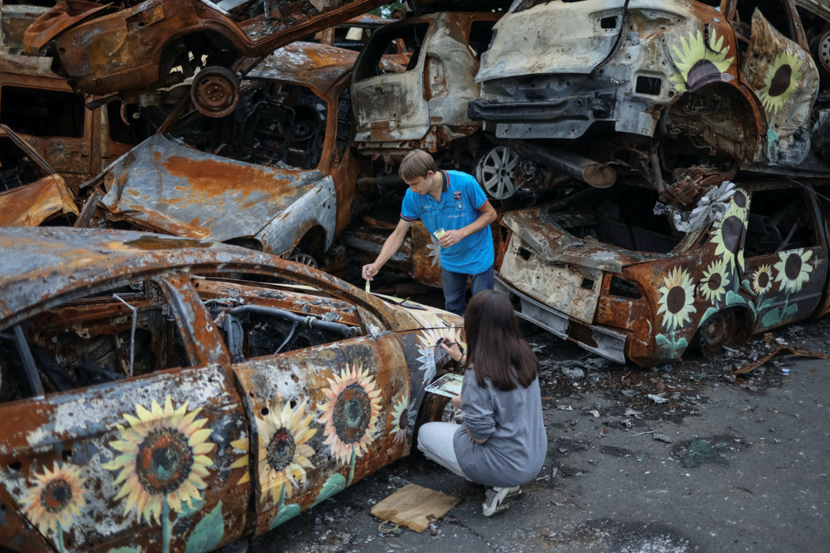 Ukraine Irpin painted cars1
