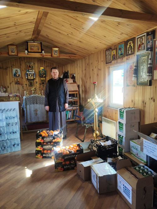 Ukraine Rev Sergiy Berezhnoy with food aid