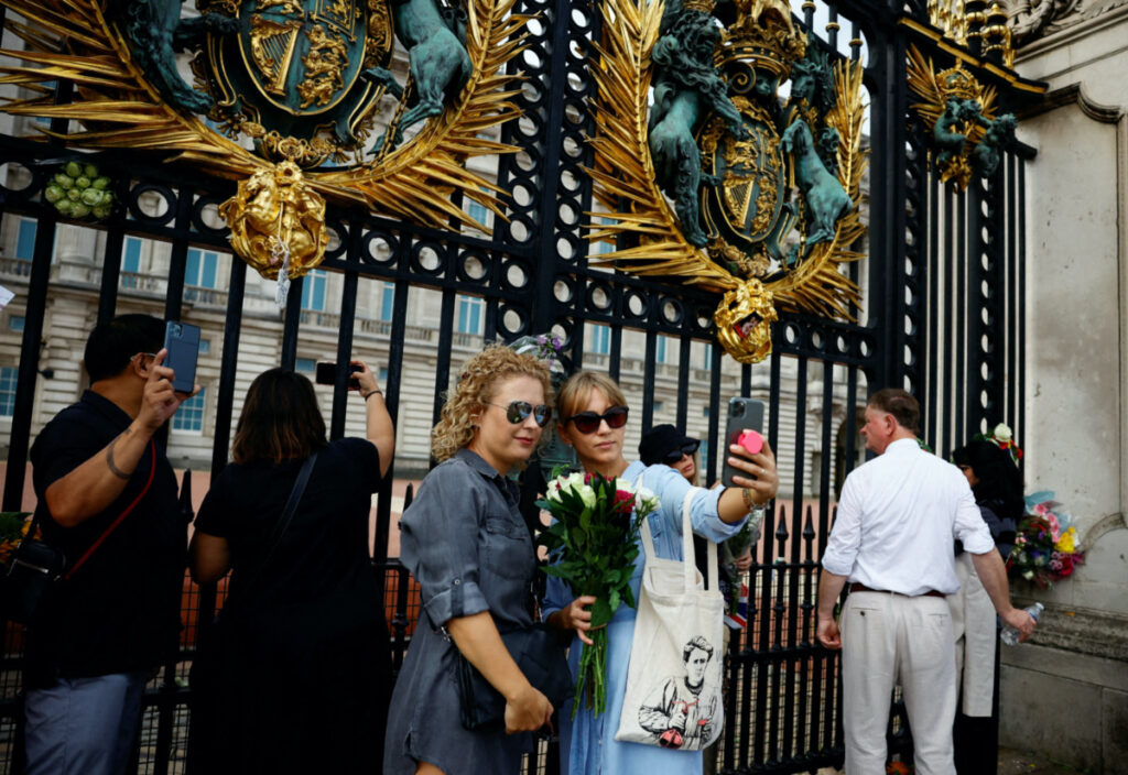 UK Buckingham Palace gates