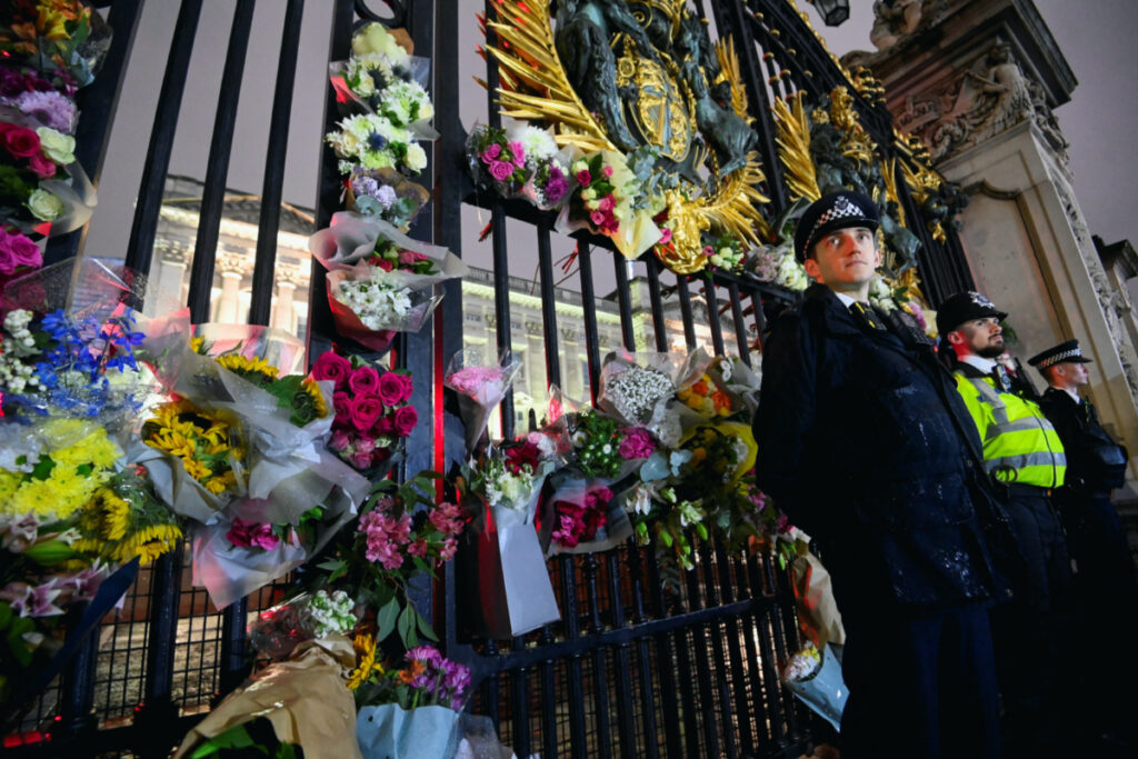 UK London Buckingham Palace gates tributes