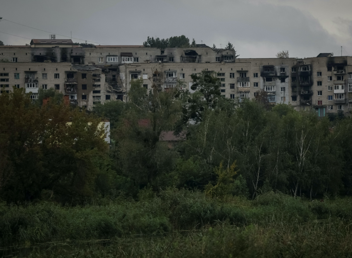 Ukraine Izium damaged apartment buildings