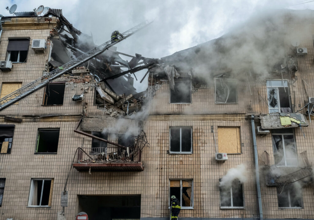 Ukraine Kharkiv shelled residential building
