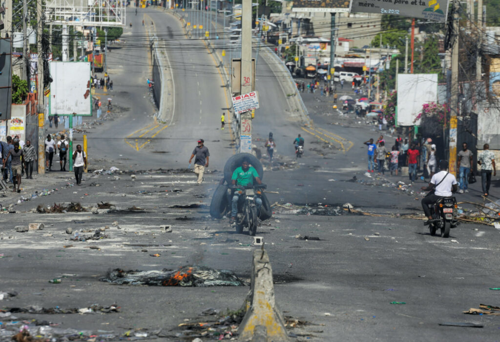 Haiti Port au Prince blockade remains