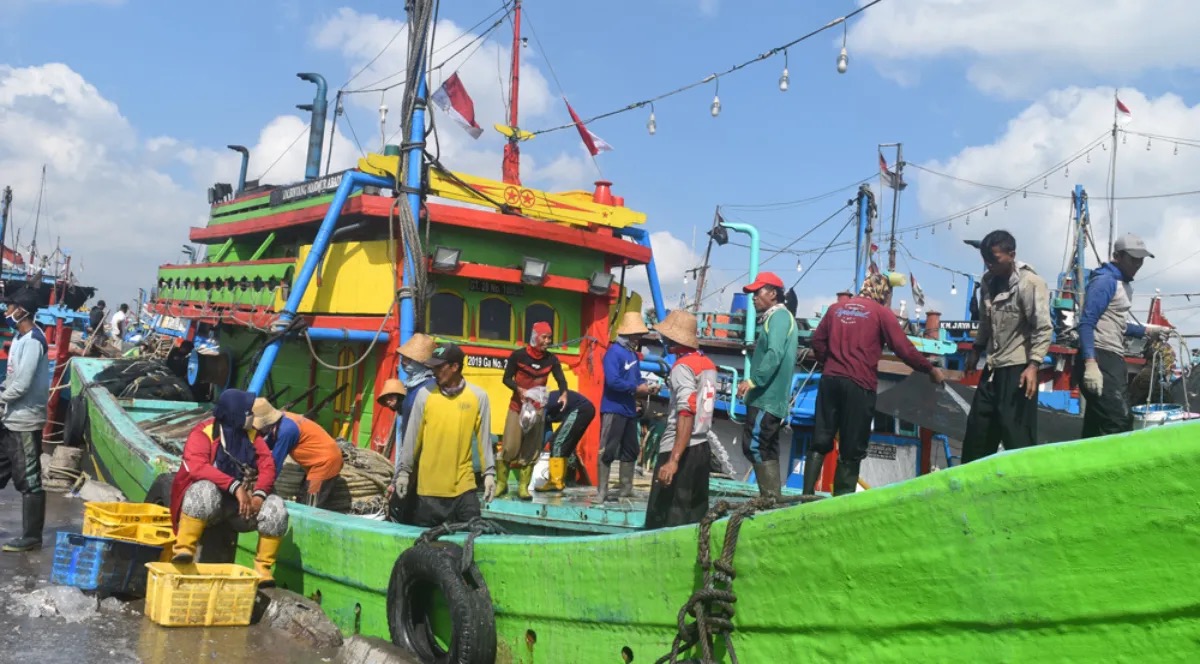 Indonesia Tasikagung boat crew