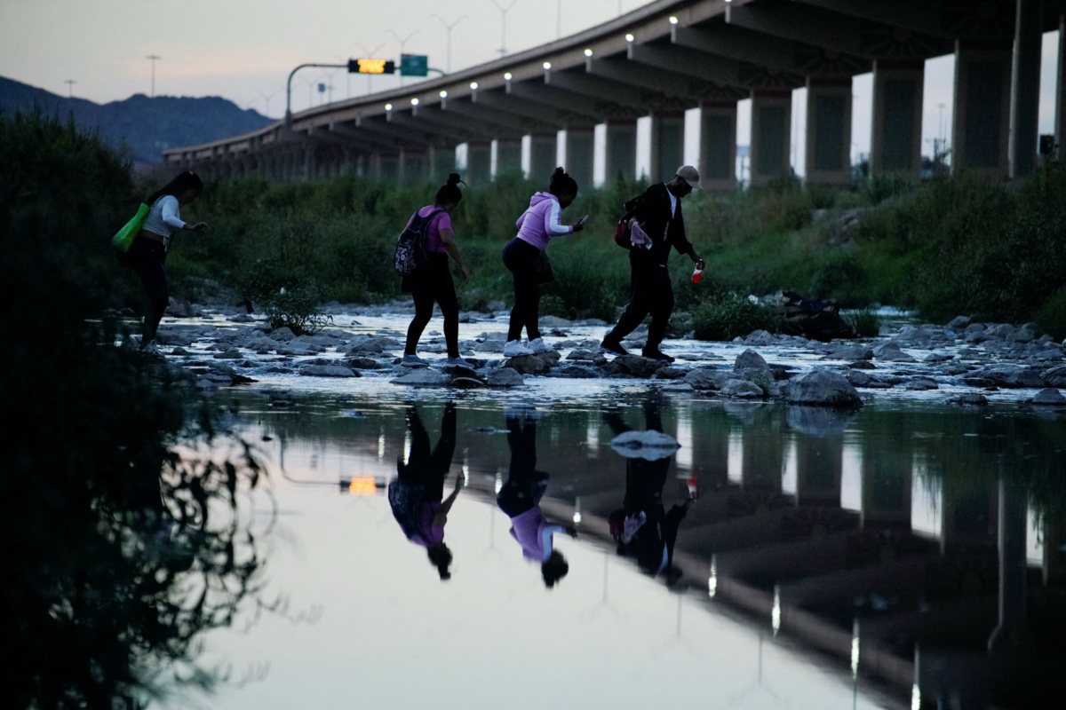 US Texas asylum seekers crossing the Rio Grande