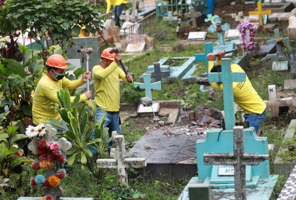 El Salvador Santa Tecla cemetery smashing graves