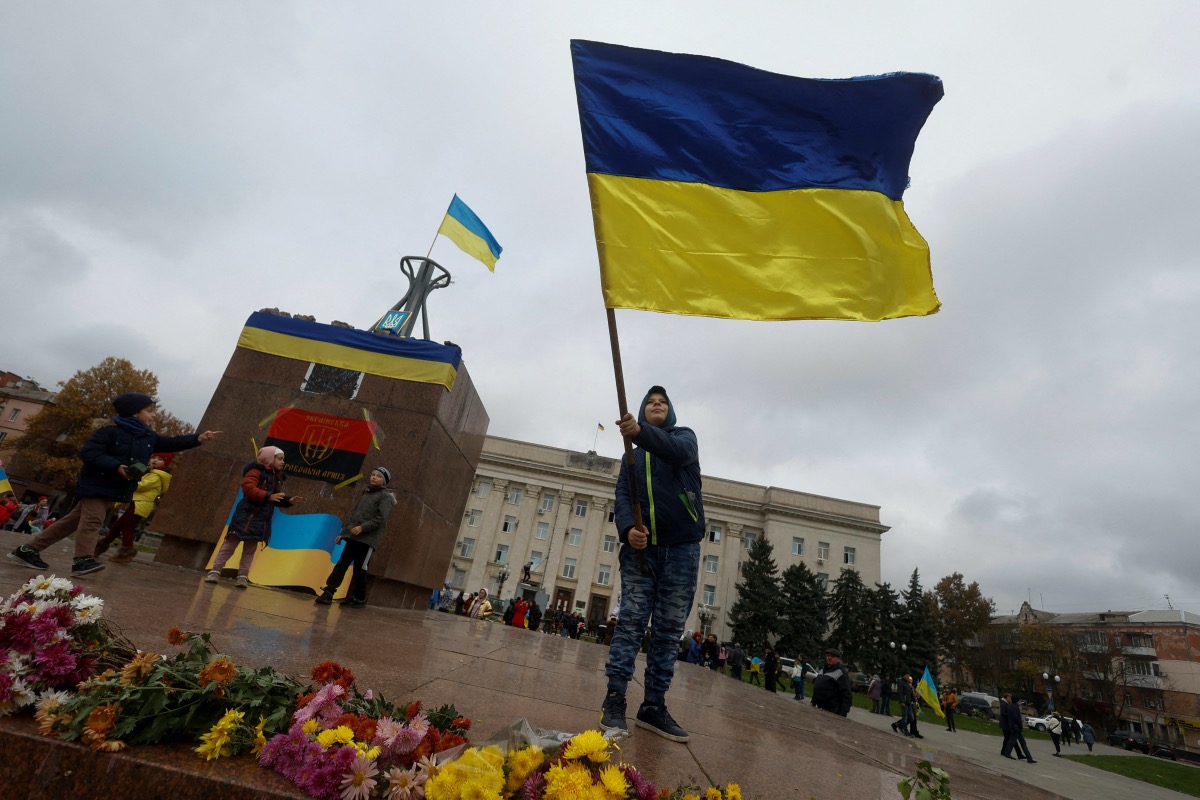 Ukraine Kherson boy with flag
