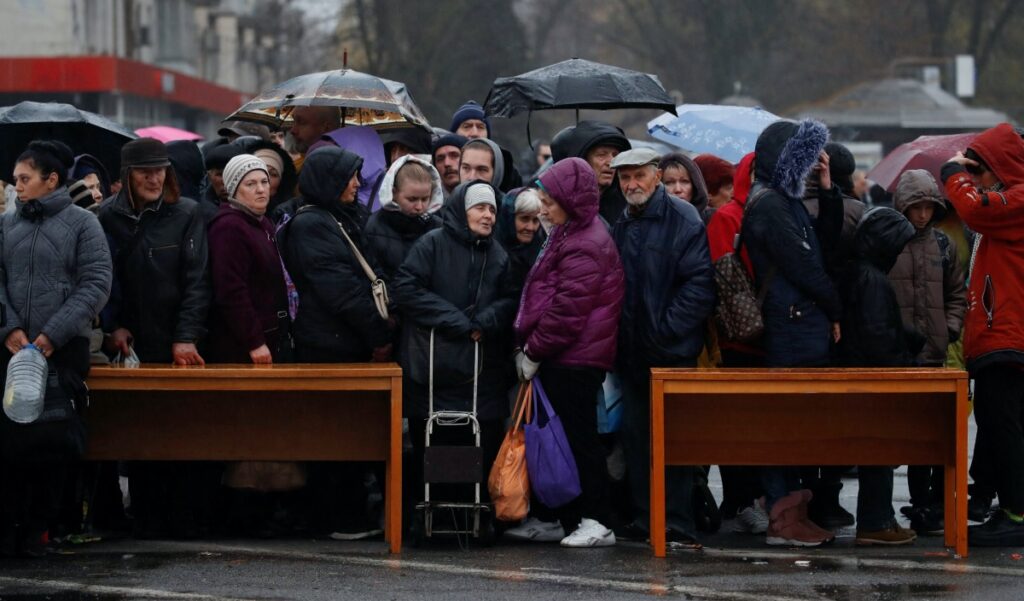 Ukraine Kherson food aid queue