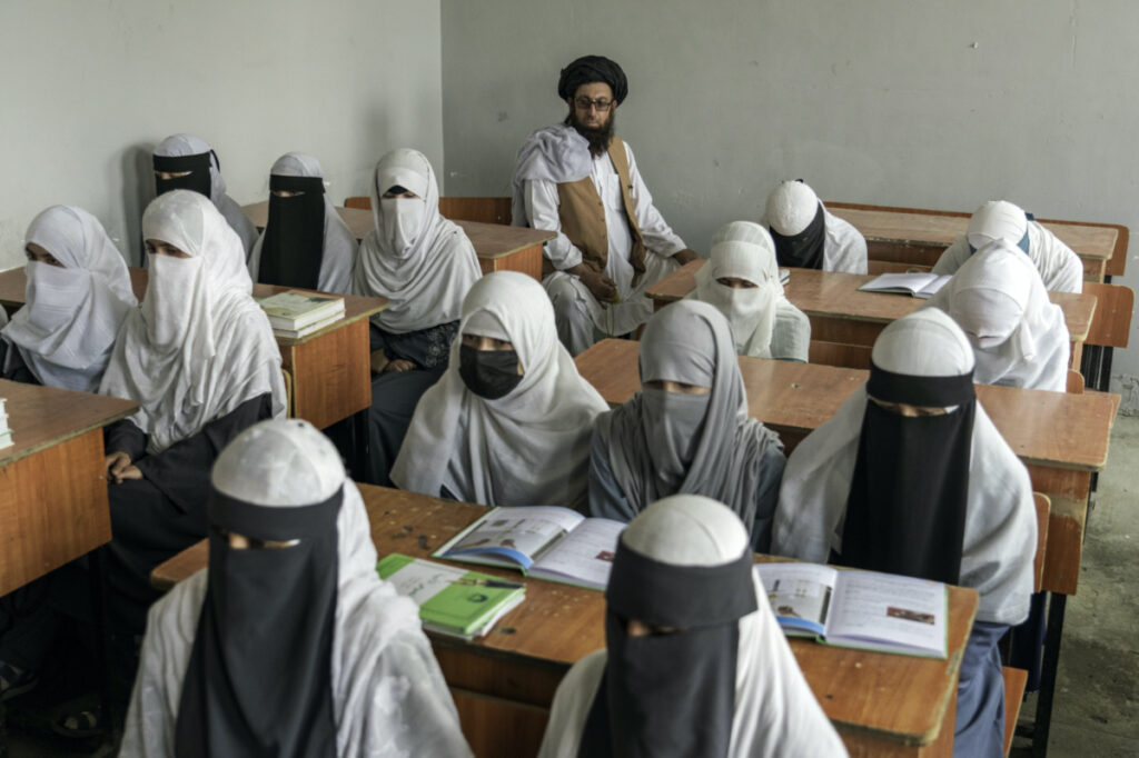 Afghanistan Kabul girls in class
