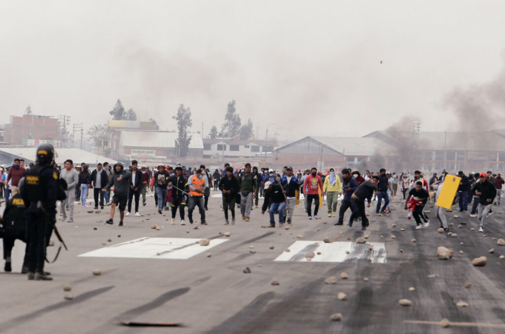 Peru Arequipa police clash with protestors
