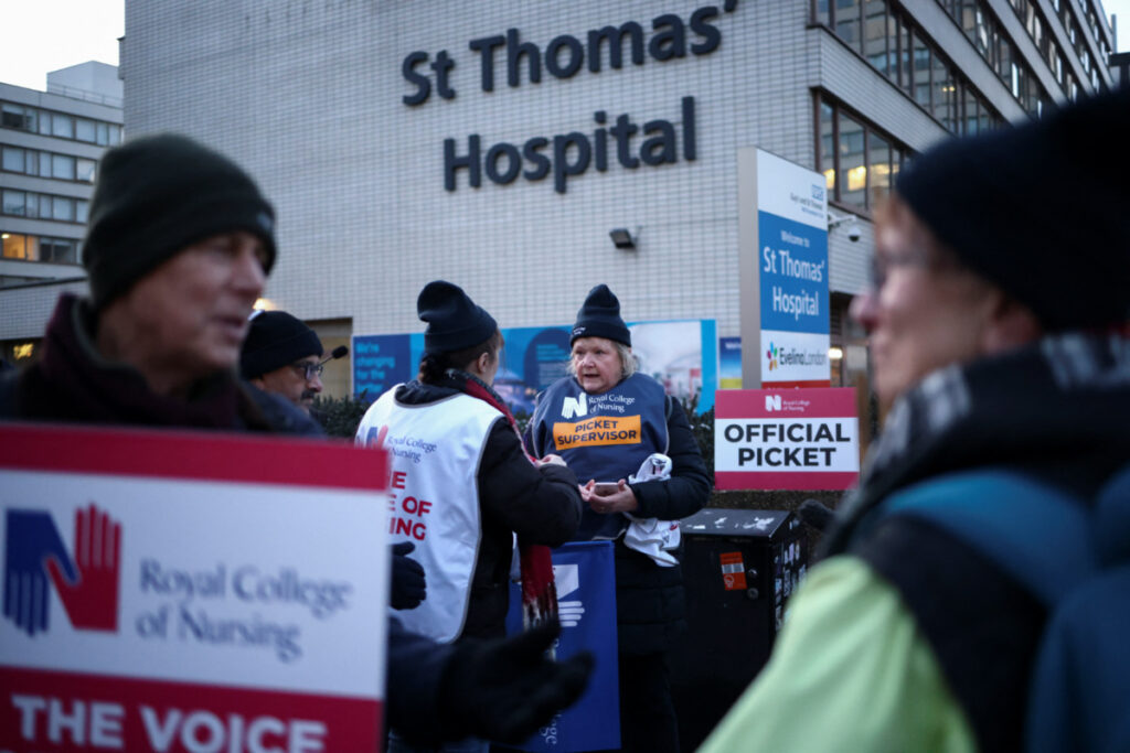 UK London St Thomas Hospital nurses strike2