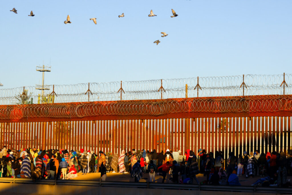 US Mexico border migrant queue