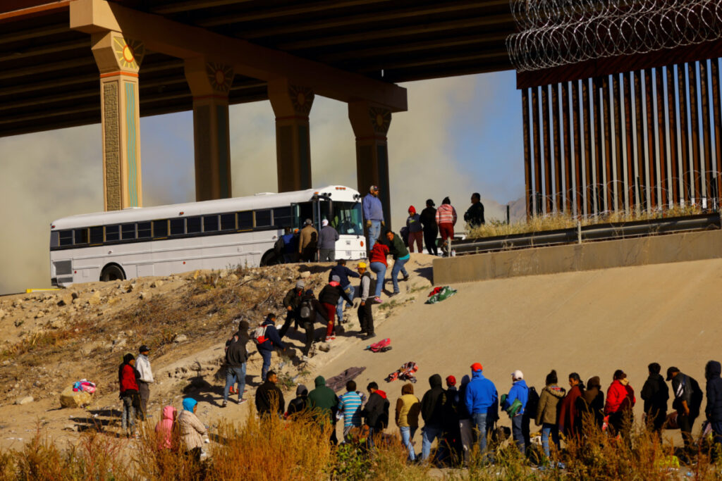 US Mexico border migrants crossing border