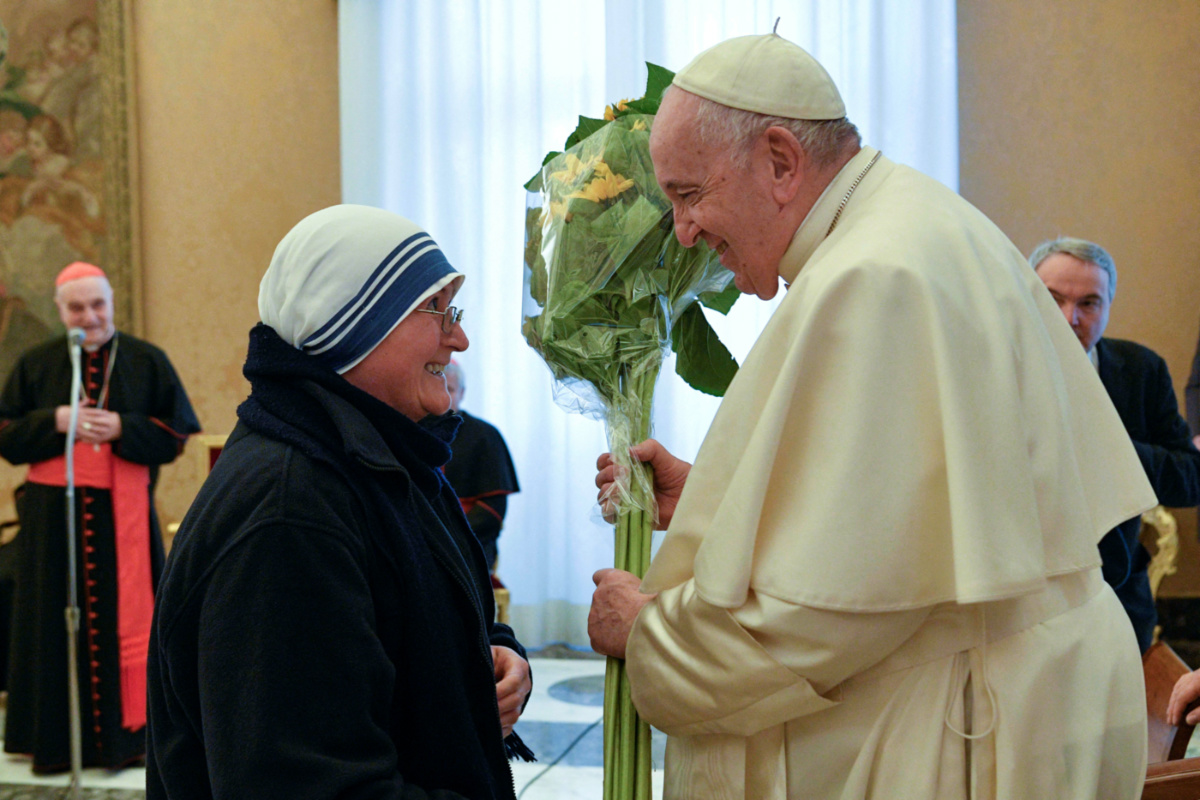 Vatican Pope Francis and nun with flowers