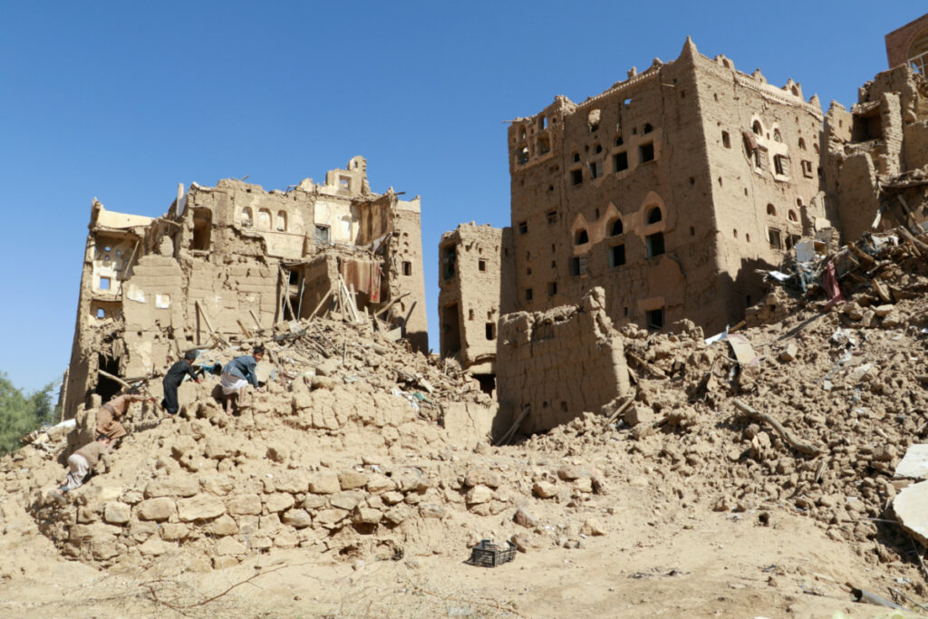 Yemen Saada boys amid ruins