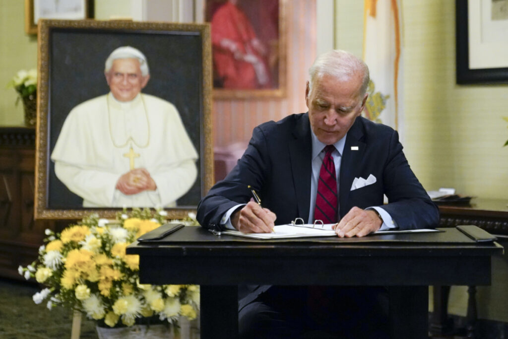 US Biden signs condolence book