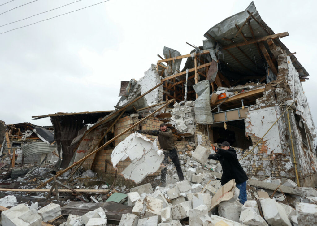 Ukraine Hlevakha removing debris