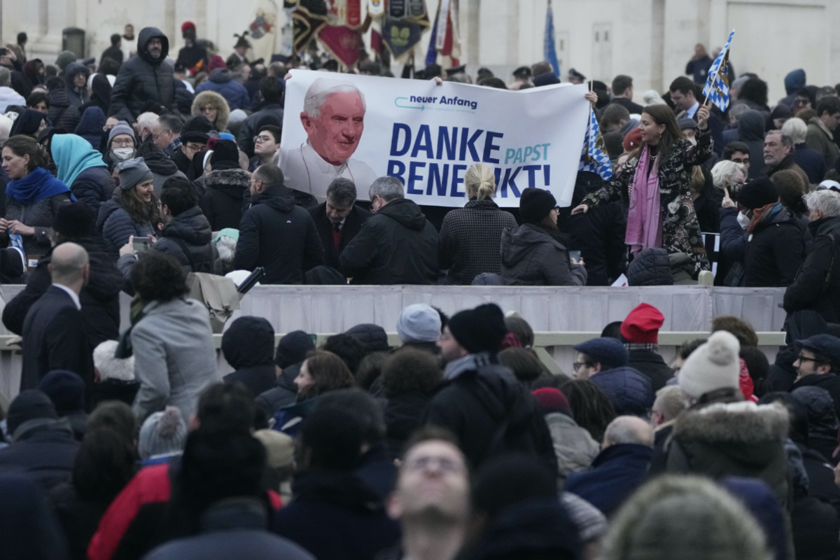 Vatican Pope Benedict funeral Crowd3