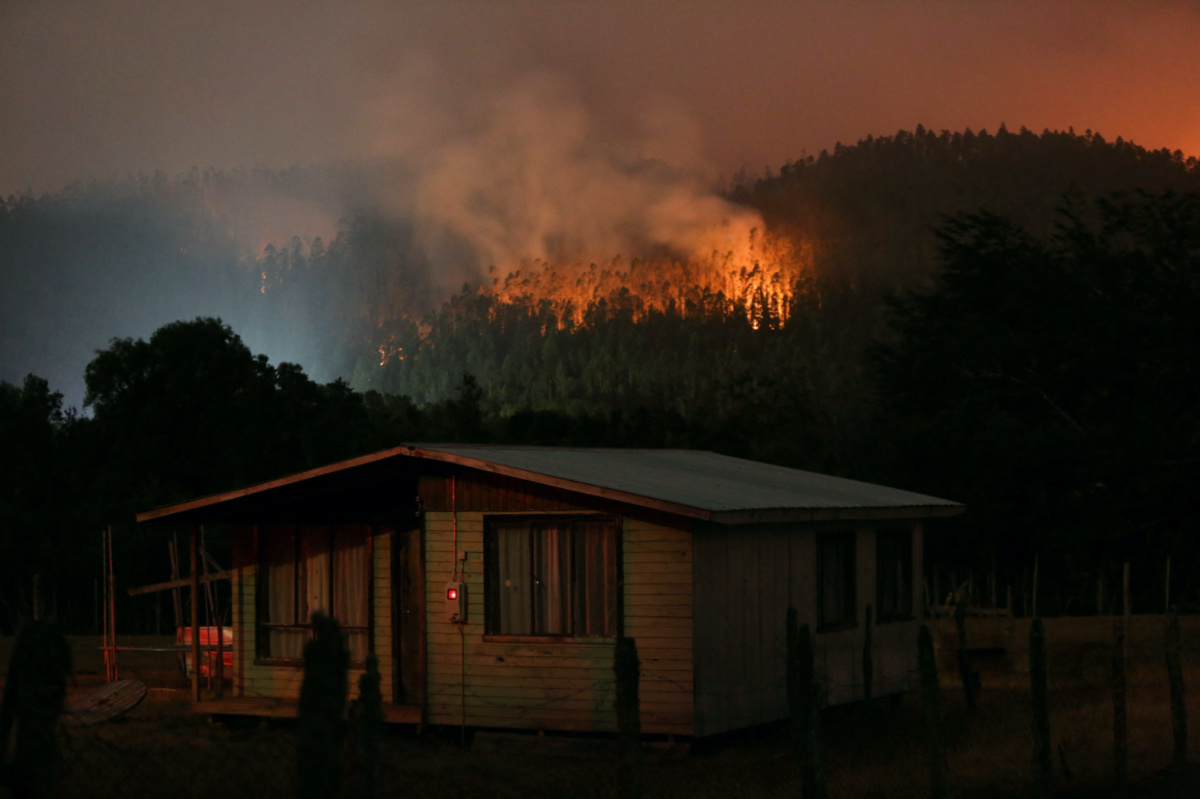FILE PHOTO: A wildfire burns areas in Los Venados, San Jose de la Mariquina, near Valdivia, Chile, February 4, 2023. REUTERS/Cristobal Saavedra Escobar