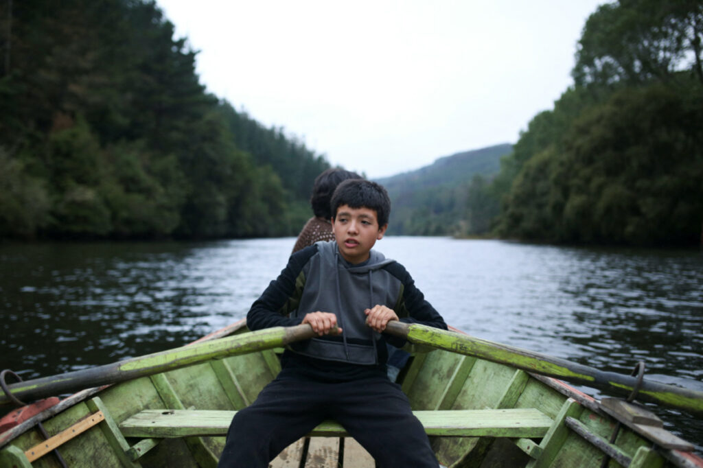 Lucas Cespedes, 13, rows his boat during an interview with Reuters, close to his house on the shores of the river Futa, on the outskirts of Valdivia, Chile February 9, 2023. REUTERS/Cristobal Saavedra Escobar