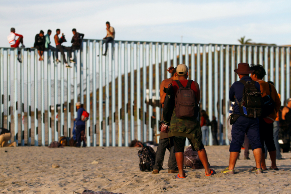 Migrants, part of a caravan of thousands trying to reach the U.S., gather at the border fence between Mexico and the United States after arriving in Tijuana, Mexico November 13, 2018. REUTERS/Jorge Duenes - RC1F64B44840