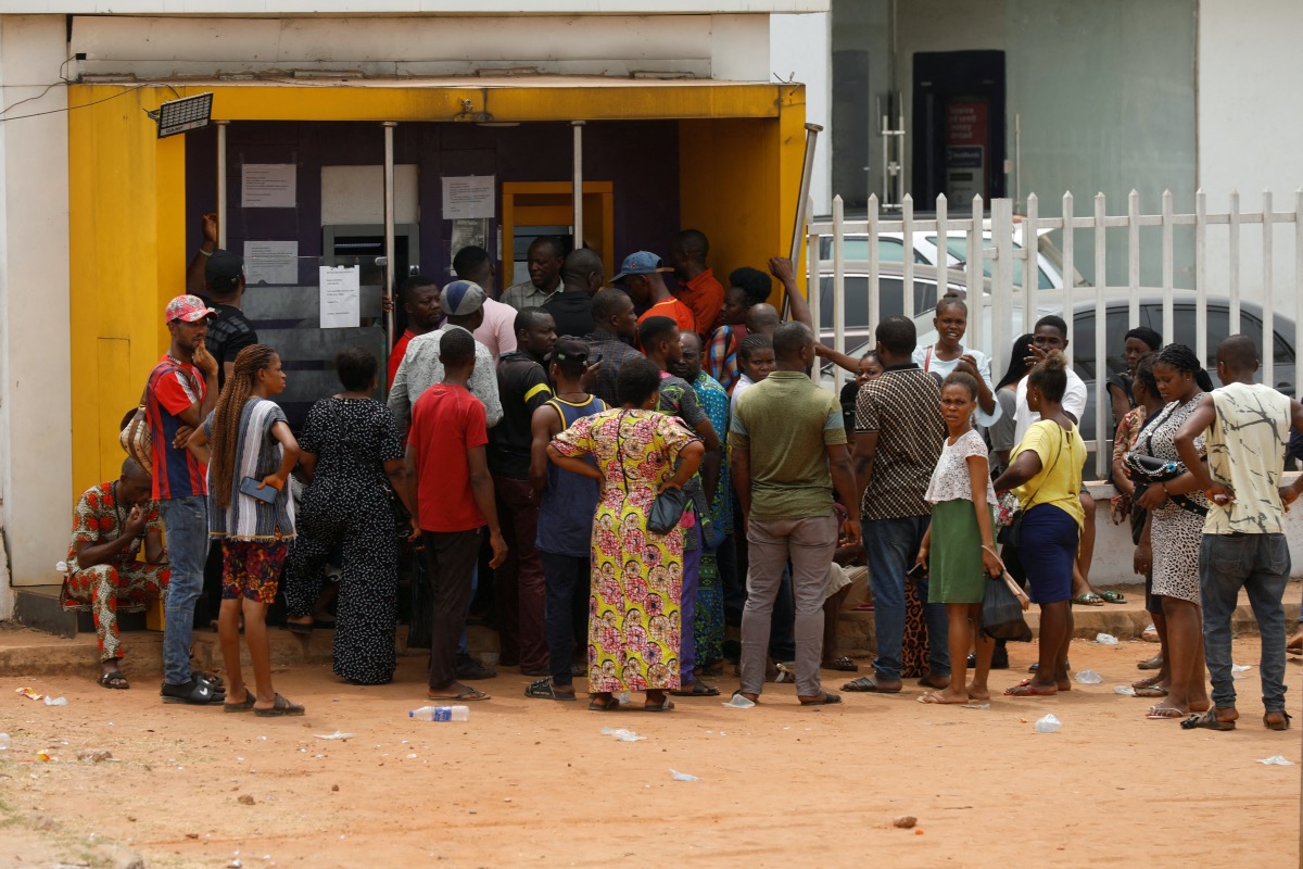 People gather in front of an Automated Teller Machine (ATM) for cash withdrawals, ahead of Nigeria's presidential election, in Awka, Anambra state, Nigeria February 23, 2023. REUTERS/Temilade Adelaja