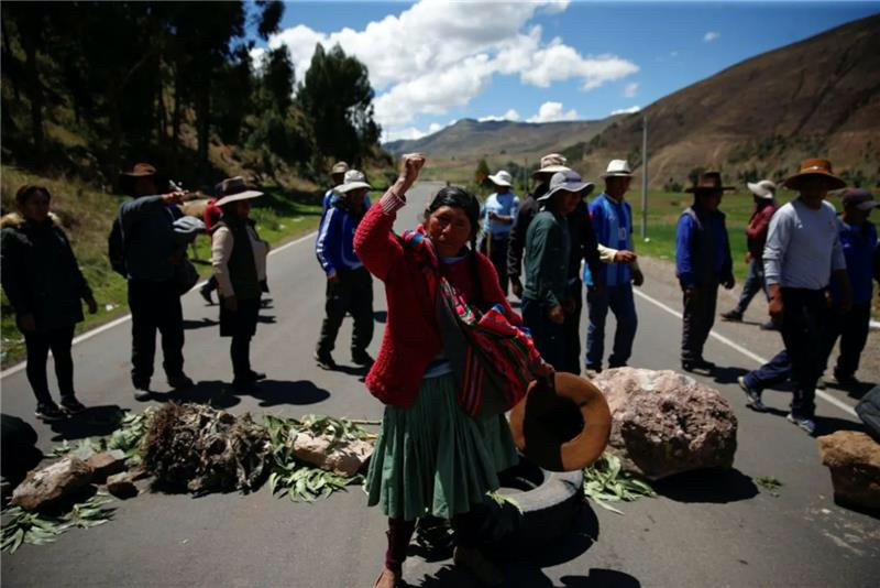 A Peruvian demonstrator gestures demanding early elections and the release of Peruvian ousted leader Pedro Castillo on a highway blockade, in Cusco, Peru January 7, 2023. REUTERS/Hugo Courotto
