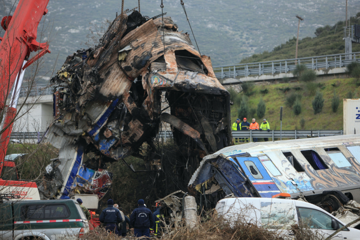 A crane lifts part of a destroyed carriage as rescuers operate on the site of a crash, where two trains collided, near the city of Larissa, Greece, March 2, 2023. REUTERS/Kostas Mantziaris