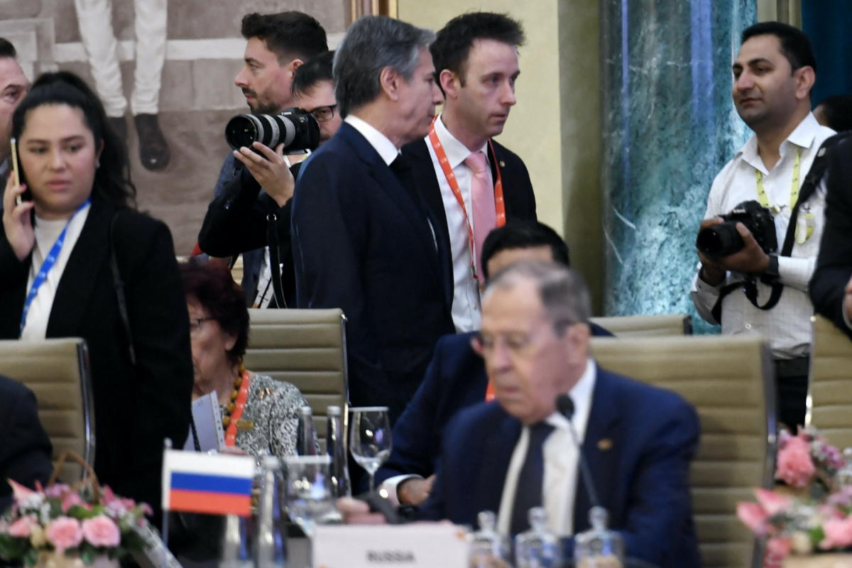 U.S Secretary of State Antony Blinken (top L) walks past Russian Foreign Minister Sergei Lavrov (lower) during the G20 foreign ministers' meeting in New Delhi on March 2, 2023.  OLIVIER DOULIERY/Pool via REUTERS