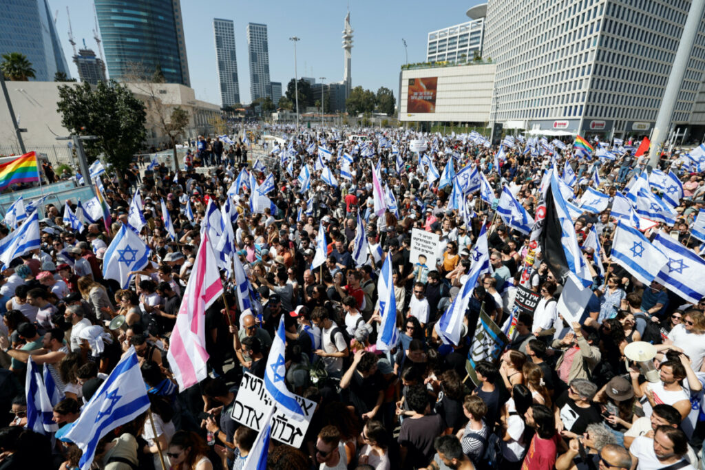 Israelis demonstrate as Israeli Prime Minister Benjamin Netanyahu's nationalist coalition government presses on with its contentious judicial overhaul, in Tel Aviv, Israel, March 1, 2023. REUTERS/Amir Cohen