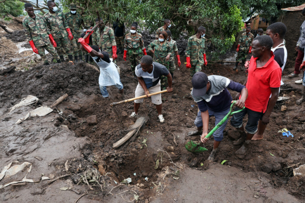 Members of the Malawian Army and locals help the community to recover bodies of victims in Chimwankhunda township in the aftermath of Tropical Cyclone Freddy in Blantyre, Malawi, March 17, 2023. REUTERS/Esa Alexander