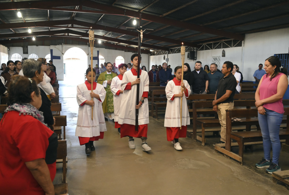 Altar servers lead the opening processional at the Immaculate Conception of Maria, La Carpio, Catholic church where the majority of the congregation is made up of Nicaraguan exiles and refugees, in San Jose, Costa Rica, Sunday, Feb. 19, 2023