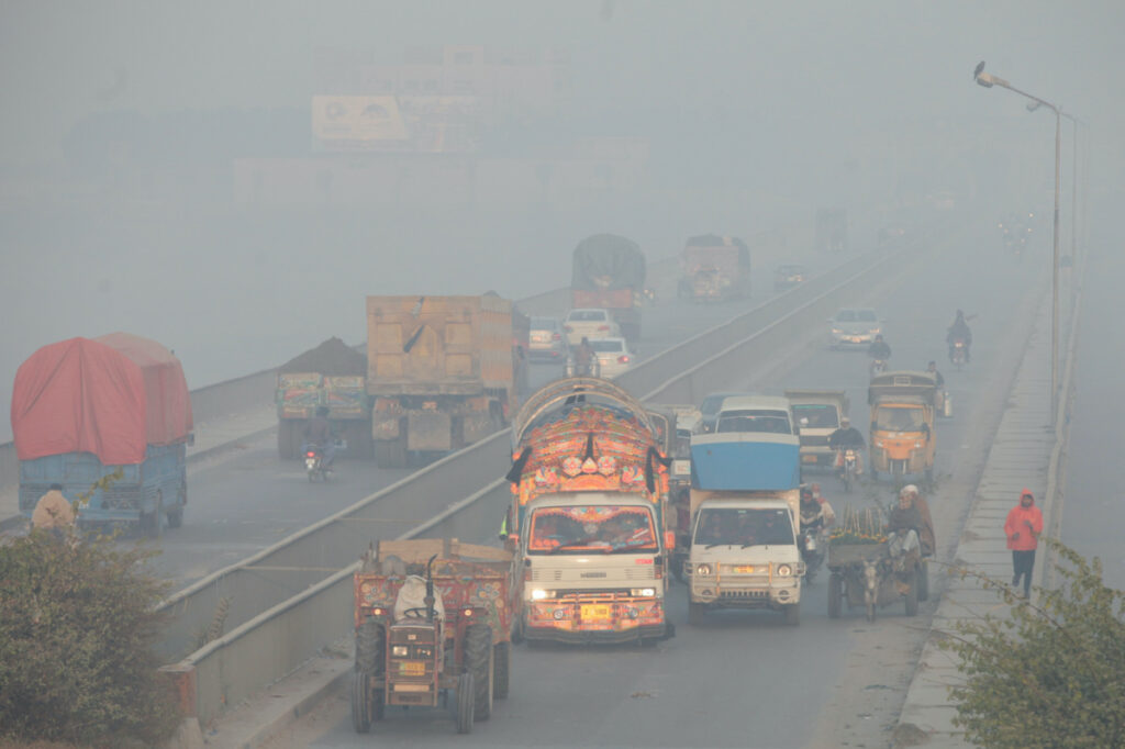 Vehicles move amid dense smog in Lahore, Pakistan November 24, 2021. REUTERS/Mohsin Raza/File Photo