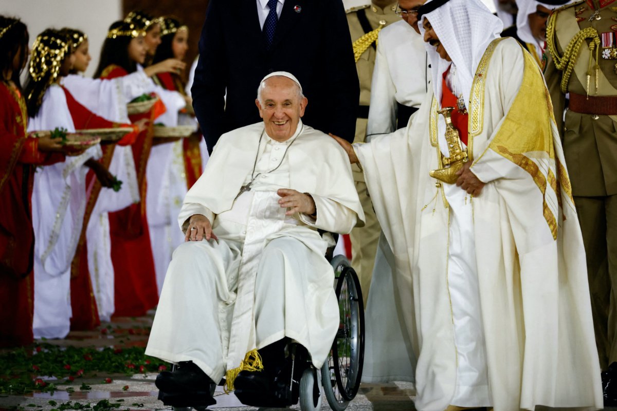 FILE PHOTO: Pope Francis leaves laughs with Bahrain's King Hamad bin Isa Al Khalifa, at the Sakhir Palace south of Manama, Bahrain, November 3, 2022. REUTERS/Yara Nardi/File Photo
