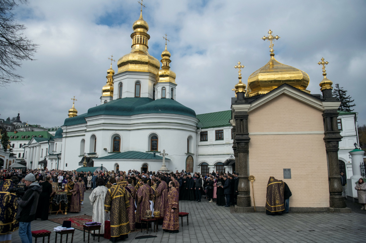 Believers attend a service led by Metropolitan Onufriy, head of the Ukrainian Orthodox Church branch loyal to Moscow, at a compound of the Kyiv Pechersk Lavra monastery, amid Russia's attack on Ukraine, in Kyiv, Ukraine March 19, 2023. REUTERS/Vladyslav Musiienko