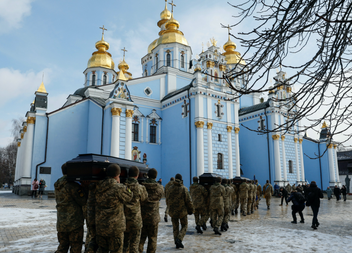 Ukrainian servicemen carry coffins with the bodies of members of the Brotherhood volunteer's battalion, killed during a raid on Russian territory on December 25, according to Russian FSB security services, amid Russia's attack on Ukraine, during a memorial ceremony in Kyiv, Ukraine March 7, 2023. REUTERS/Alina Yarysh