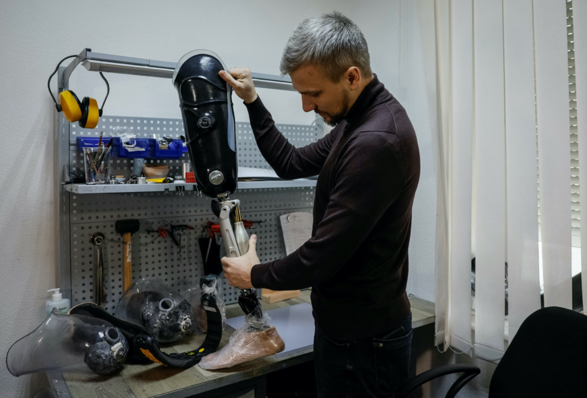 FILE PHOTO-Andrii Ovcharenko, the head of the prosthetics clinic "Without limits" shows a prosthetics, made in the clinic in Kyiv, Ukraine, March 9, 2023. REUTERS/Alina Yarysh
