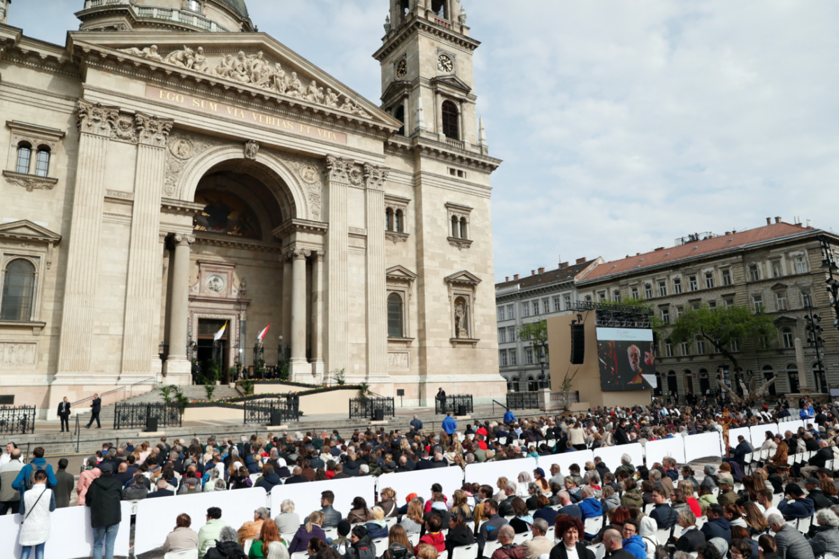 People wait outside St Stephen's Basilica where Pope Francis is to meet with bishops, priests, deacons, members of monastic orders, seminars and pastoral workers during his apostolic journey in Budapest, Hungary, on 28th April, 2023. 