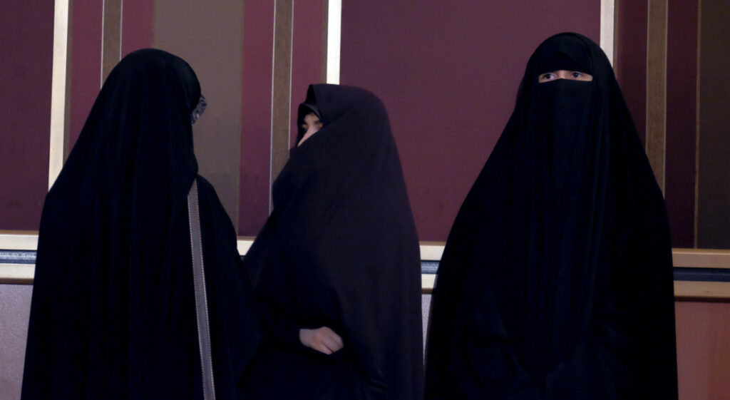 FILE PHOTO: Veiled Iranian women attend a conservatives campaign gathering for the upcoming parliamentary elections and the upcoming vote on the Assembly of Experts, in Tehran February 24, 2016. REUTERS/Raheb Homavandi/TIMA