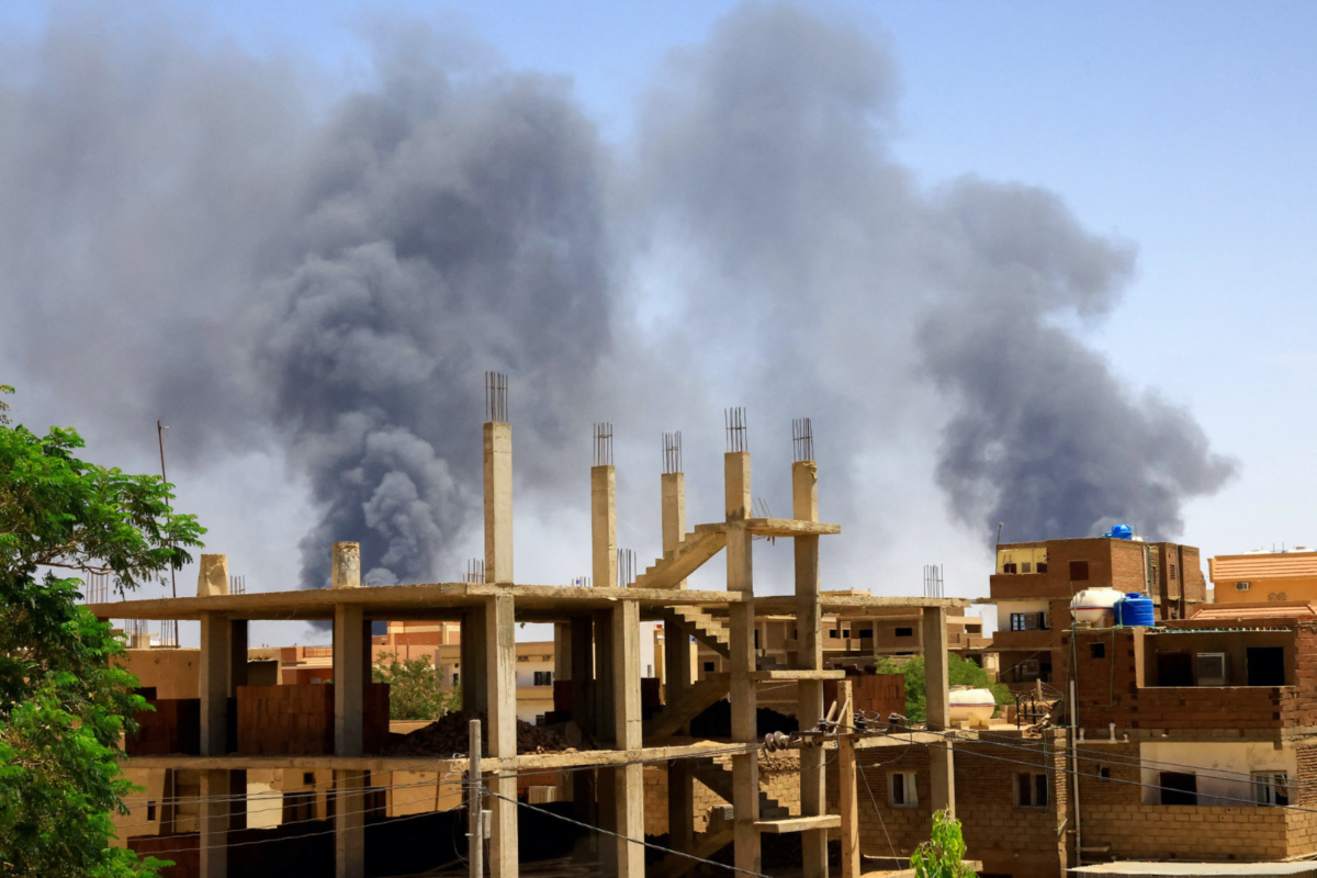 FILE PHOTO: Smoke rises above buildings after an aerial bombardment, during clashes between the paramilitary Rapid Support Forces and the army in Khartoum North, Sudan, May 1, 2023. REUTERS/Mohamed Nureldin Abdallah