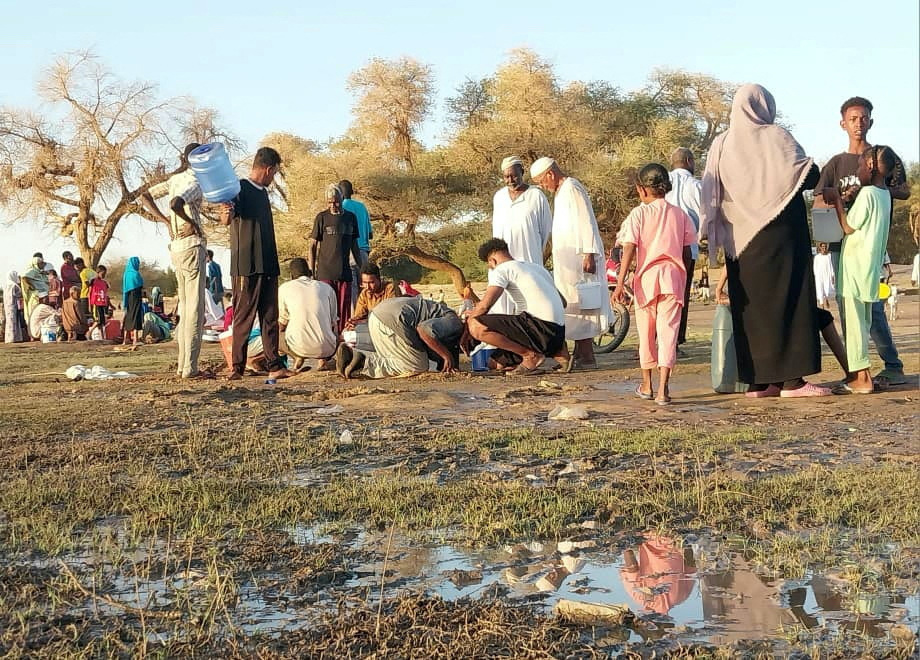 Citizens dig small holes at the shore to get pure water at the banks of the White Nile as clashes between the Paramilitary Rapid Support Forces and the Sudanese army continue, in Khartoum, Sudan, on 6th May, 2023.